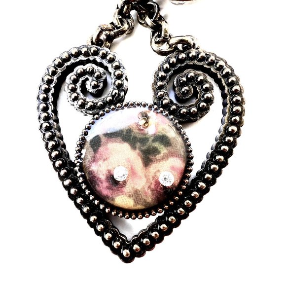 Tear Drop Heart Shape Woman Earrings and Red Roses Crystal Theme - Picture 4 of 4